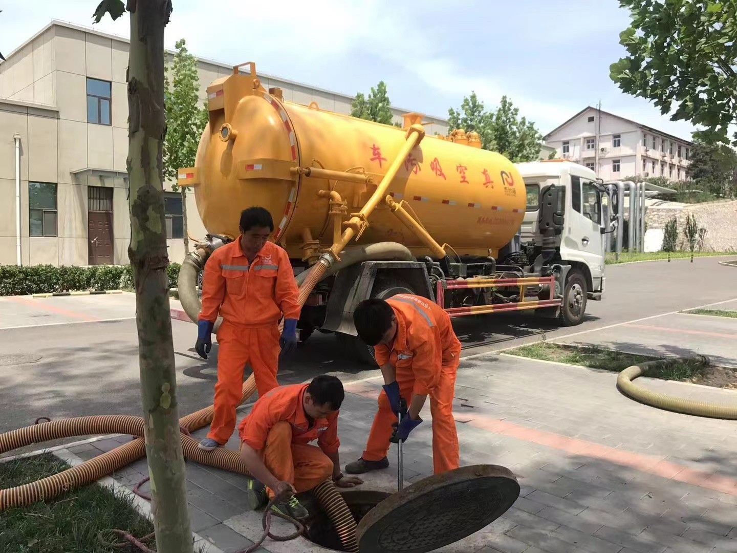 兰州管道疏通车停在窨井附近