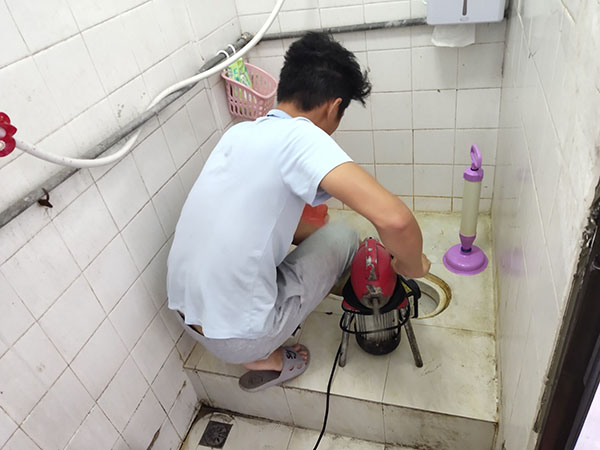 兰州管道堵塞冒臭气 专业师傅现场解决问题